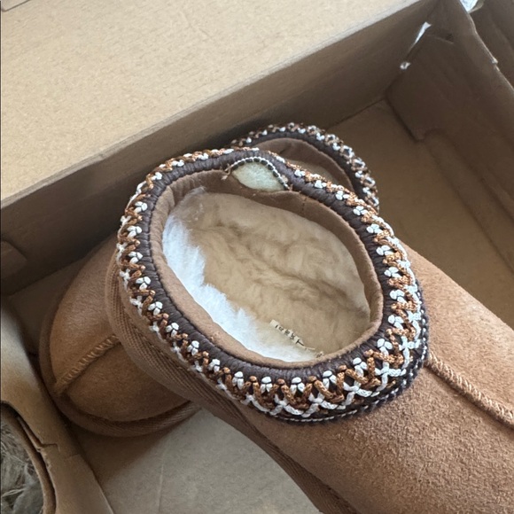 UGG Brown Kids Slippers with Fur Lining New But the item little tear - Picture 3 of 5